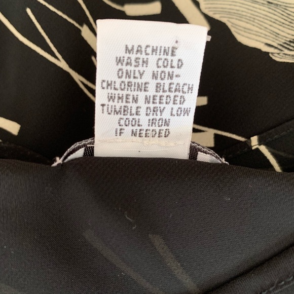 LOFT 10P Ladies Top. Black/floral semi-sheer - Picture 6 of 6